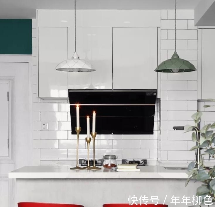 全屋|小户型别再瞎装！如今流行“不买”餐桌，隔墙改玻璃隔断，太实用