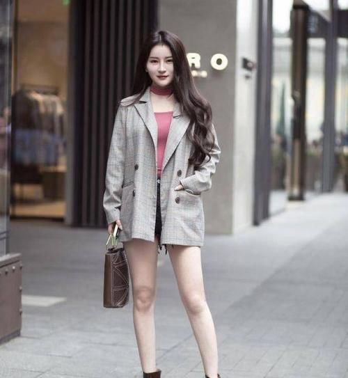 美女|美女小姐姐穿搭，西装外套搭配牛仔短裤，魅力十足！