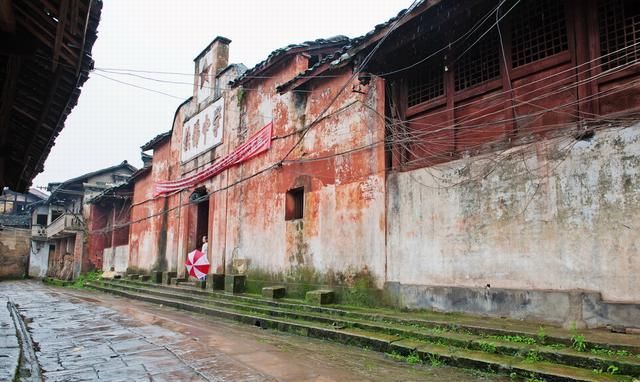 四川|四川一座因寺得名的古镇，拍摄过多部电影和电视剧，古镇沿山走势