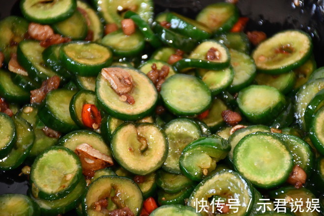 黄瓜别只会凉拌着吃了，试试这种做法，好吃到停不下来