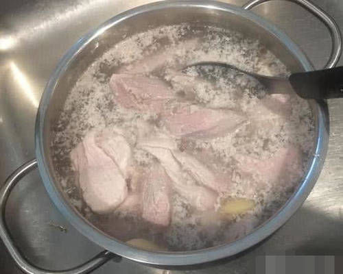煮肉时的浮沫,到底是精华还是脏东西很多人不懂,难怪汤不白难喝