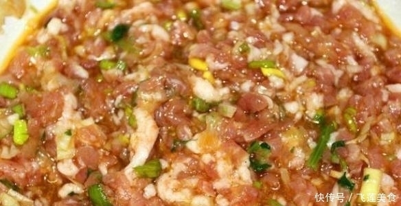 拌饺子馅只会放老抽?难怪不好吃,放这三样调料,饺子又香肉不腥