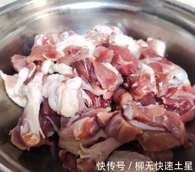 美食天下|鸭肉烧苦瓜，家常小炒，美味可口！