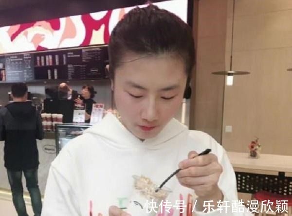 国乒女队|人生赢家!丁宁与神秘男子牵手逛街,网友看背影像方博