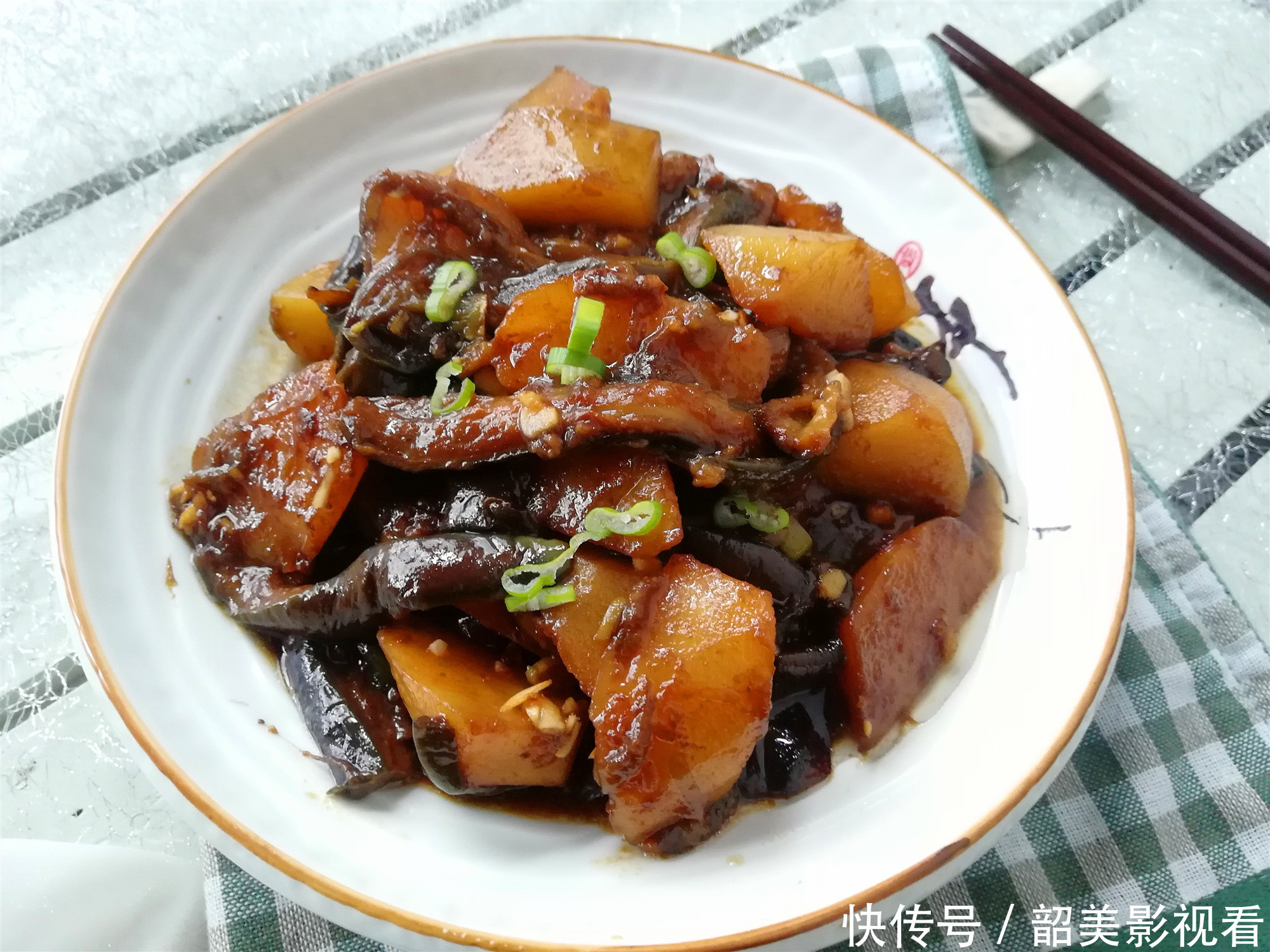 表面|茄子的家常做法最下饭,不用过油,和这个食材是绝配,软糯入味