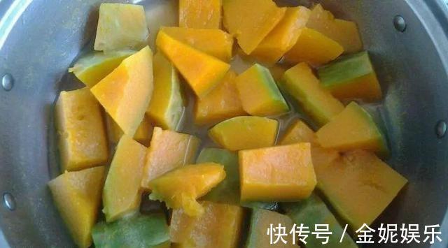 水库钓起野生大鲤鱼，全靠它打窝，5毛一斤便宜又有效！