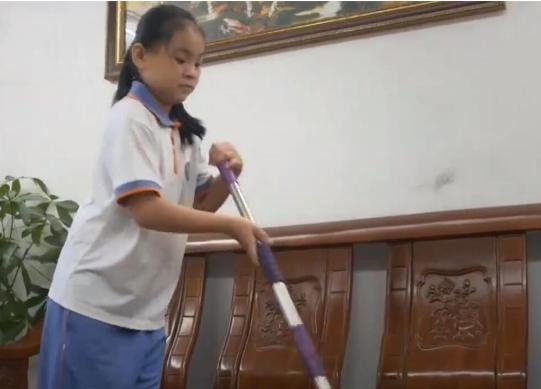 女儿|11岁“佣人女儿”引争议,家务多到做不完,亲妈却嘲讽:真磨蹭