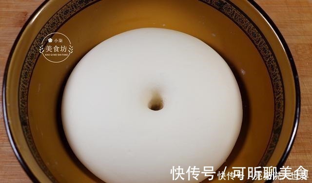 想吃这饼不用买了,教你在家做,一卷一拧,外酥里软,比吃肉都香