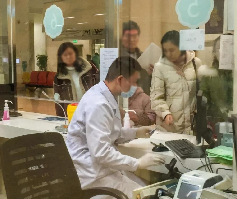 医院|儿子高烧医院排队800多号,宝妈崩溃投诉,医生:自“作”自受