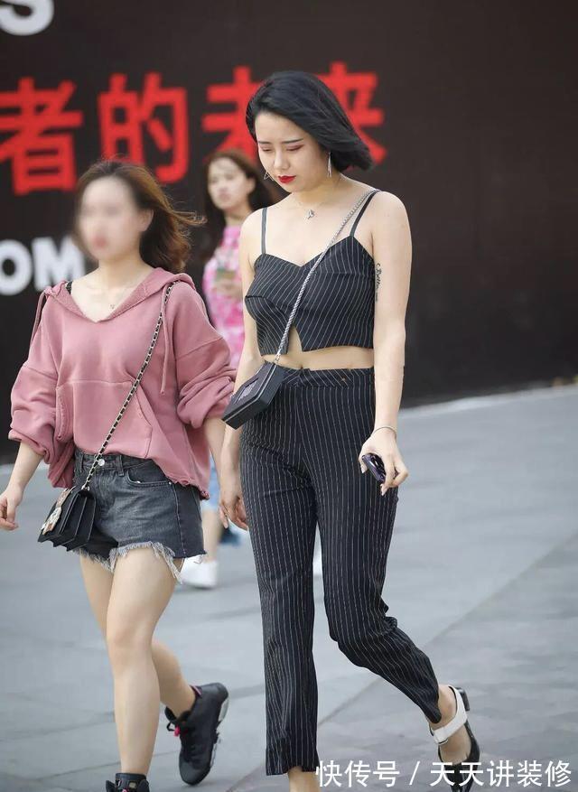 裸脚踝 今秋流行“裹腿裸脚踝”,正常搭配无需太复杂,可谓简单便是美!