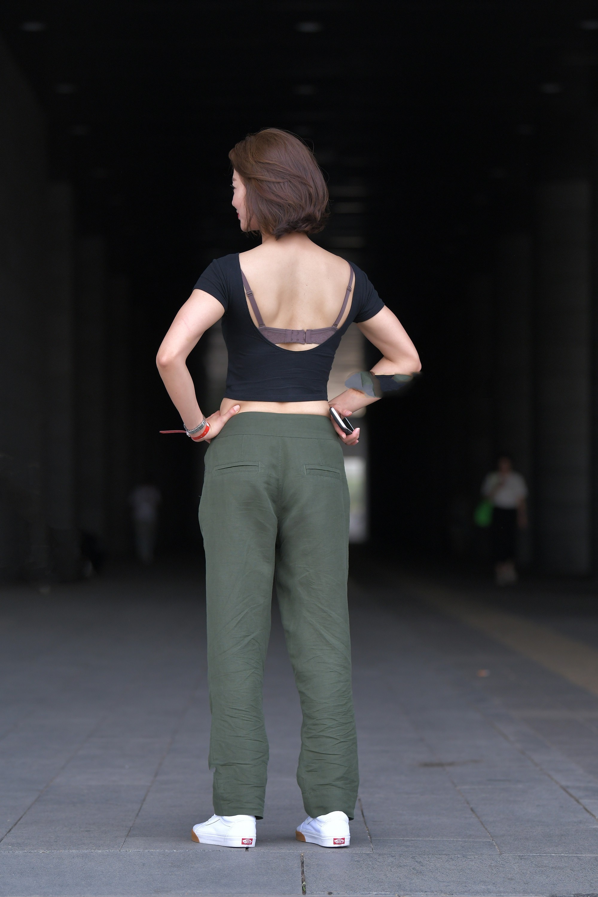 黑色修身短袖搭配绿色工装裤,简单时尚,青春减龄