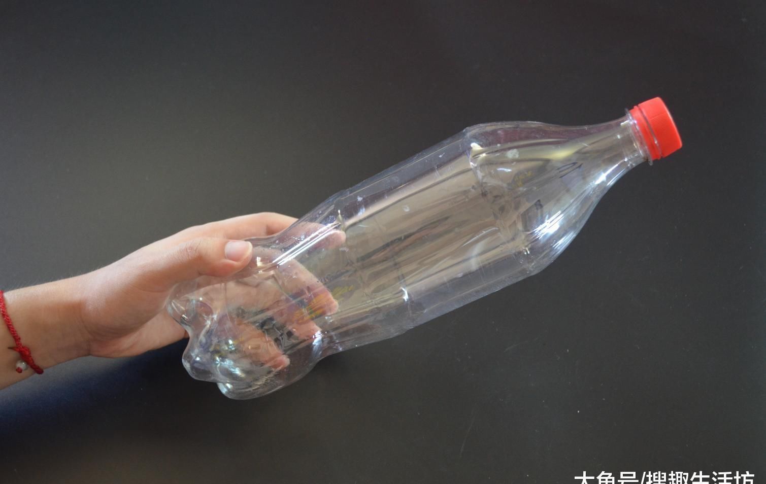 实用|大号塑料瓶别扔了, 剪一刀, 放在厨房里太实用了, 看到的人都夸好