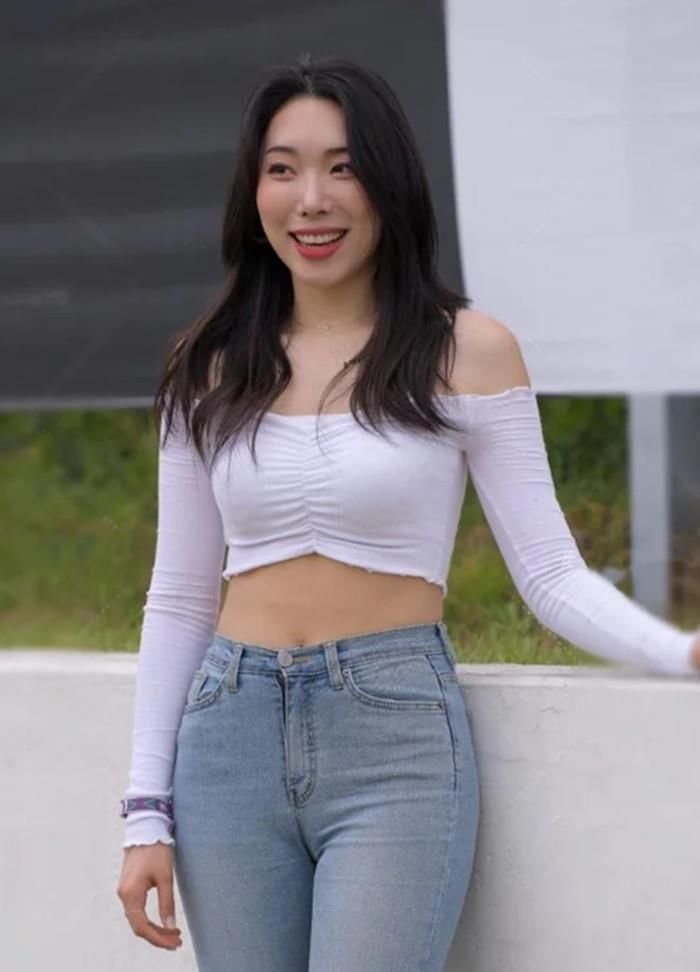 长袖 紧身牛仔裤搭配一字肩上衣,衬托纤细腰肢,轻松营造大长腿