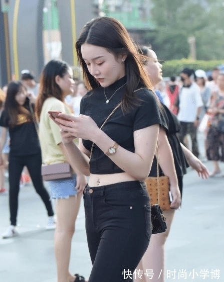 高领衣|黑色高领衣搭配黑色修身裤,端庄大方,运动感十足