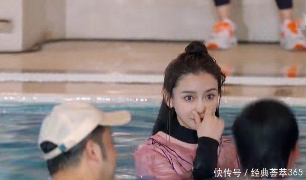 杨颖接受惩罚落入水中,抬起头时鼻子突然“变形”伸手救场都晚了