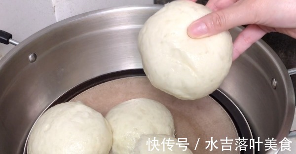 塑料袋|保存馒头别再放冰箱冷藏了，教你正确方法，放30天不干不硬很新鲜！