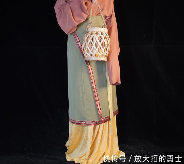  汉服|小姐姐“叠穿”汉服太惹眼，网友你是不是刚从壁画里出来