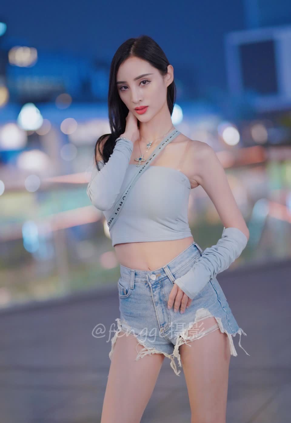 三里屯 知名模特吴怡现身三里屯, 穿搭时尚秀美腿