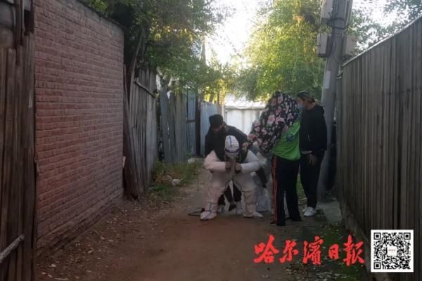 民警|隔离区老人突发脑梗昏迷，特警背起她狂奔送医