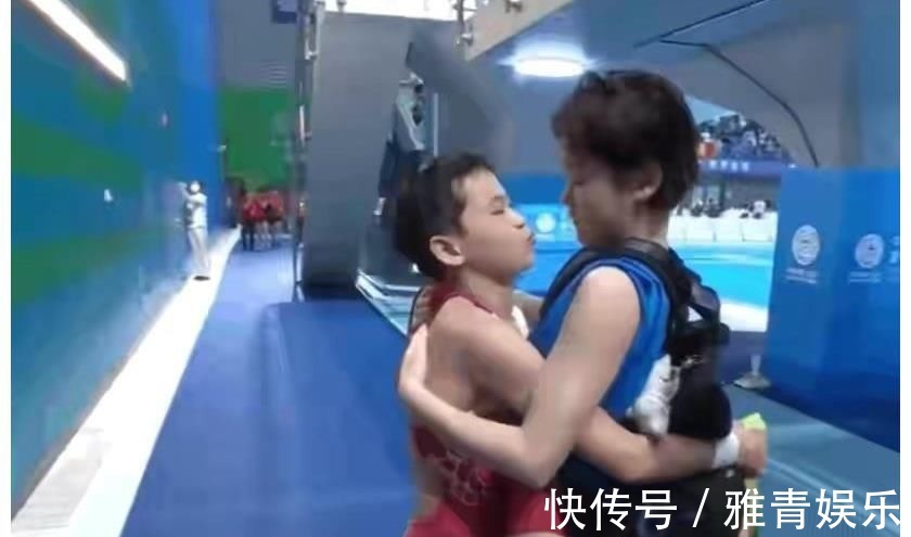 调皮捣蛋全红婵!红姐“使坏”被张家齐发现,小姐姐“训斥”红姐