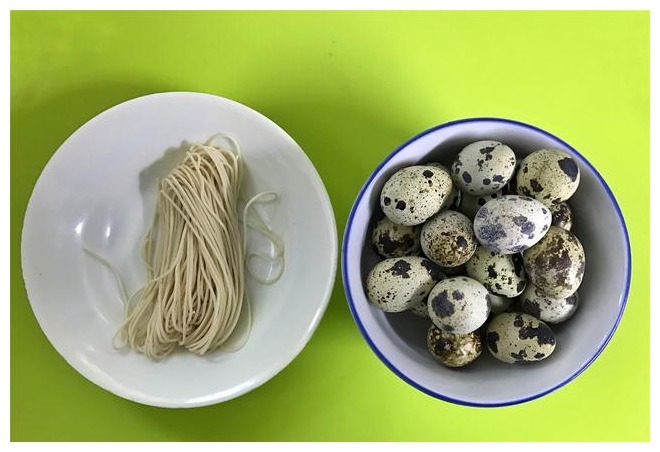 鹌鹑蛋这做法火了，加一把面条，酥脆开胃，比糖醋排骨还好吃