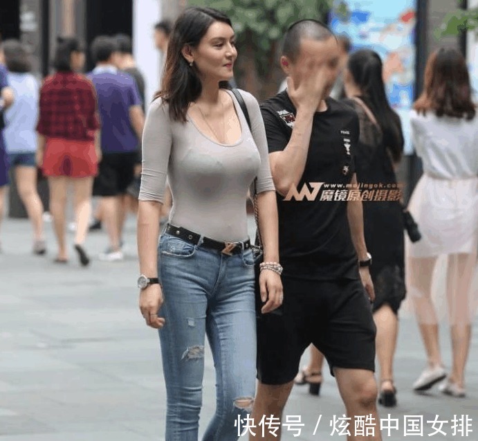 街拍|街拍 混血美女T恤配牛仔裤, 简单穿搭都能赚足回头率！