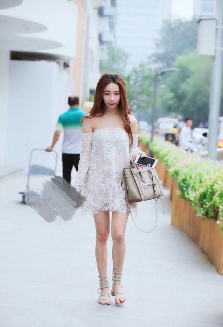 吊带衫|搭配卡其色的吊带衫,时髦有个性