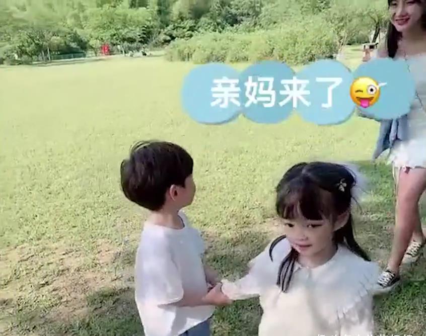 俩人|女儿带回来一个小男孩,俩人一起喊妈妈,男孩亲妈醋坛子翻了