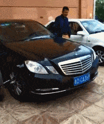 |搞笑GIF:这是一条神奇的裙