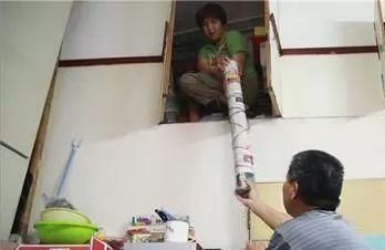 客厅|一家四口住豪华别墅，却只能睡客厅打地铺，设计师爆改15㎡变6房