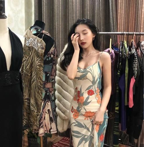 夏天|可御可甜的小姐姐,清凉穿搭多种吊带连衣裙,第二款最显魅力十足