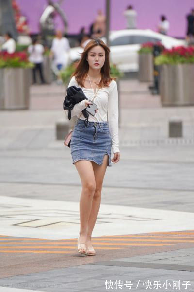 搭配 白色挂脖打底衫,搭配牛仔包臀裙,时尚干练又大气