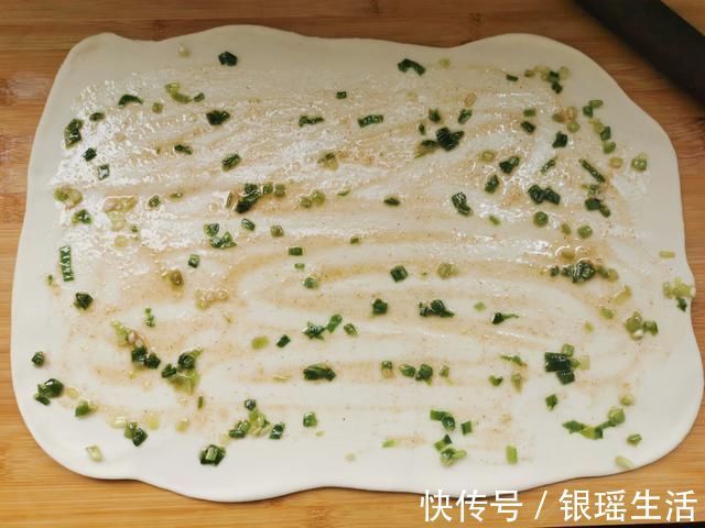 不粘锅|一家三口的晚餐,10张饼1盘菜,好吃接地气,老公抱怨没吃饱