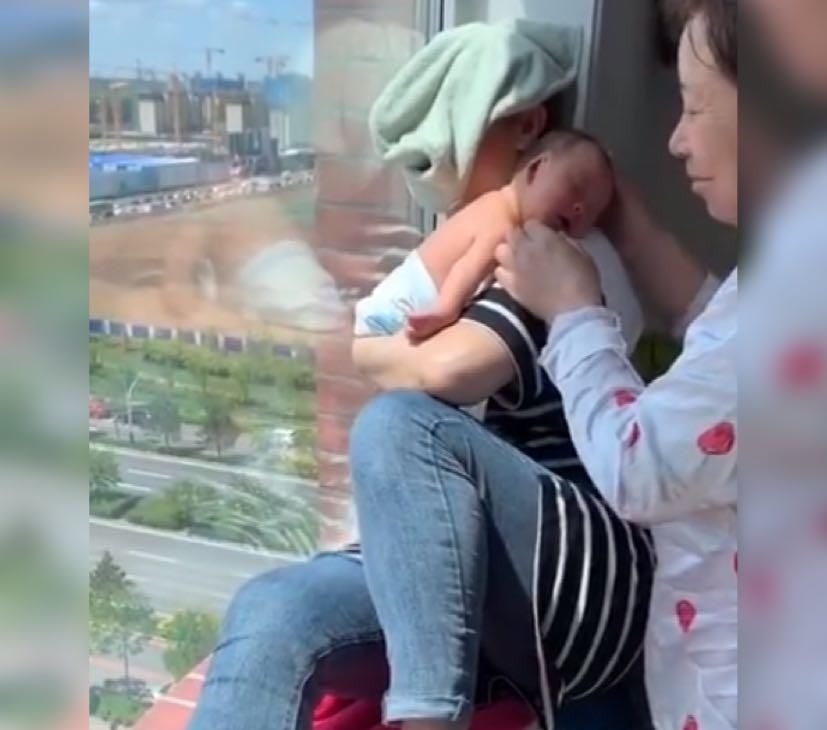 新生儿黄疸|奶奶跟姥姥为给娃去黄疸,晒太阳的姿势火了,网友真的是太拼了