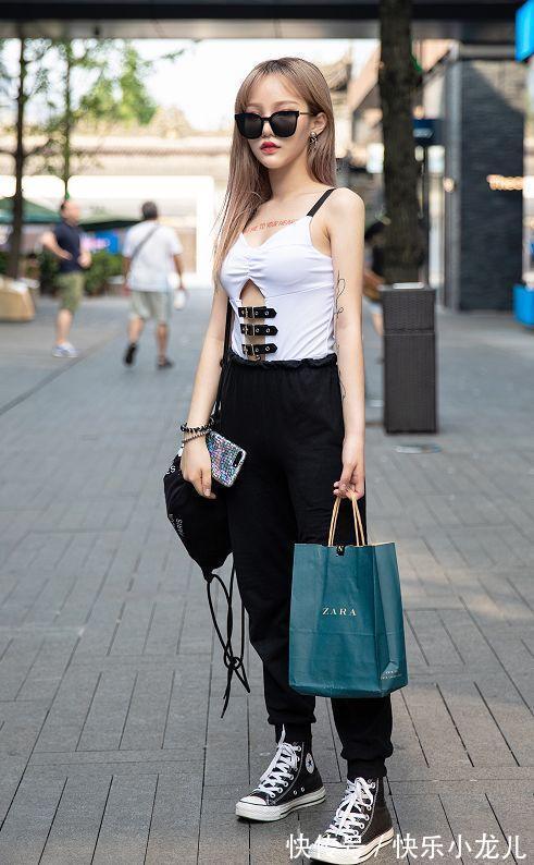 上衣 小姐姐身穿一件白色v领的吊带,看上去很有时尚感