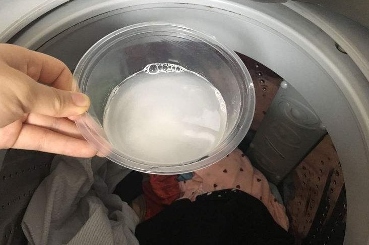 洗衣服时倒一碗，不管衣服多脏多旧，搓一搓就干净，看完都回家试