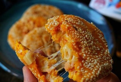 一碗面粉，2个鸡蛋，不用烤箱，一个电饭锅就可以做出美味的面包