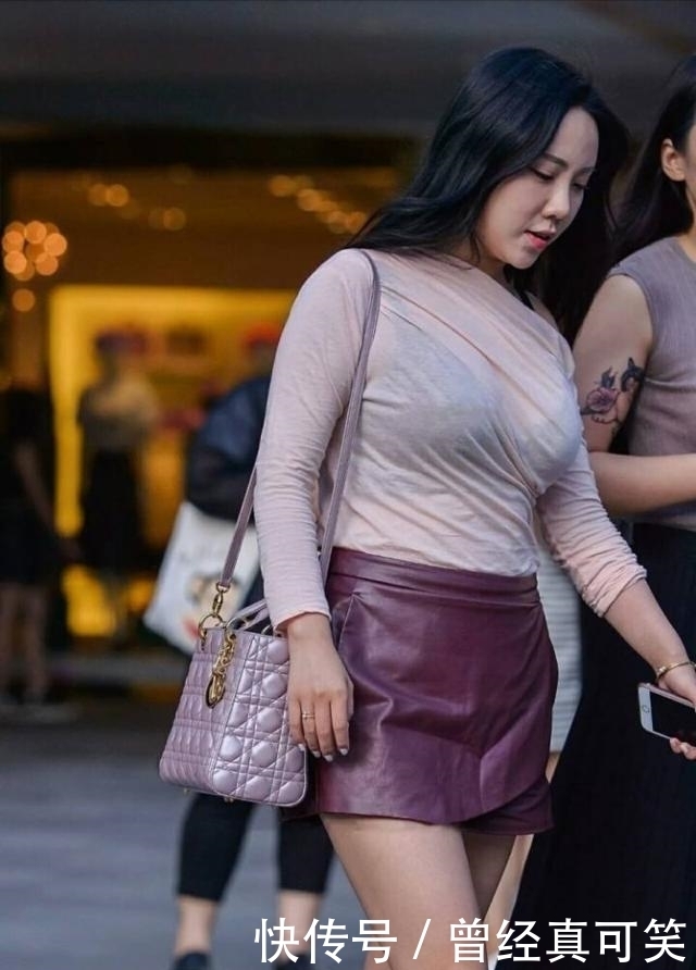 独有|街拍:美女一身装扮处处都散发着独有的柔和之气,非常好看