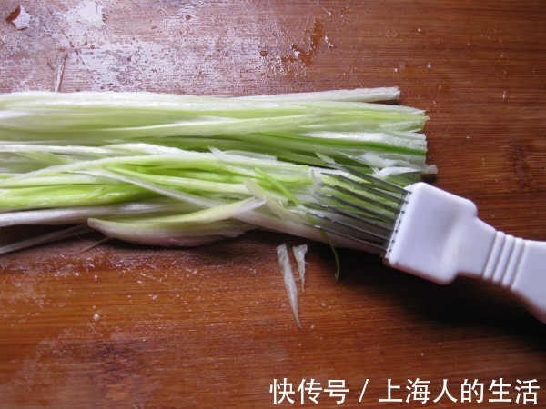 用此种菜包饺子那才叫一个香，比韭菜馅好吃，孩子吃了两大盘