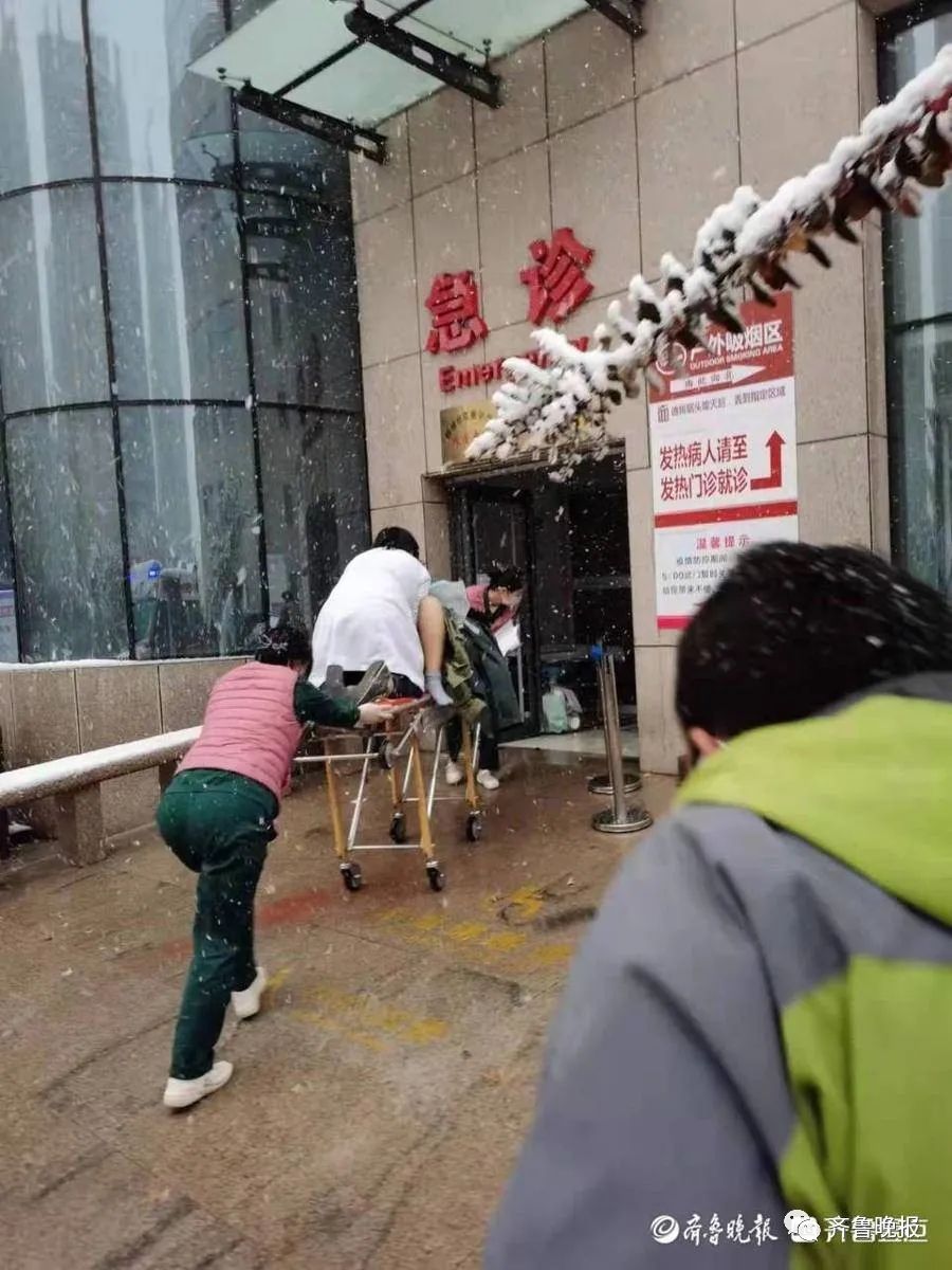 王沛沛|暴雪中，医生跳上担架车跪姿救人