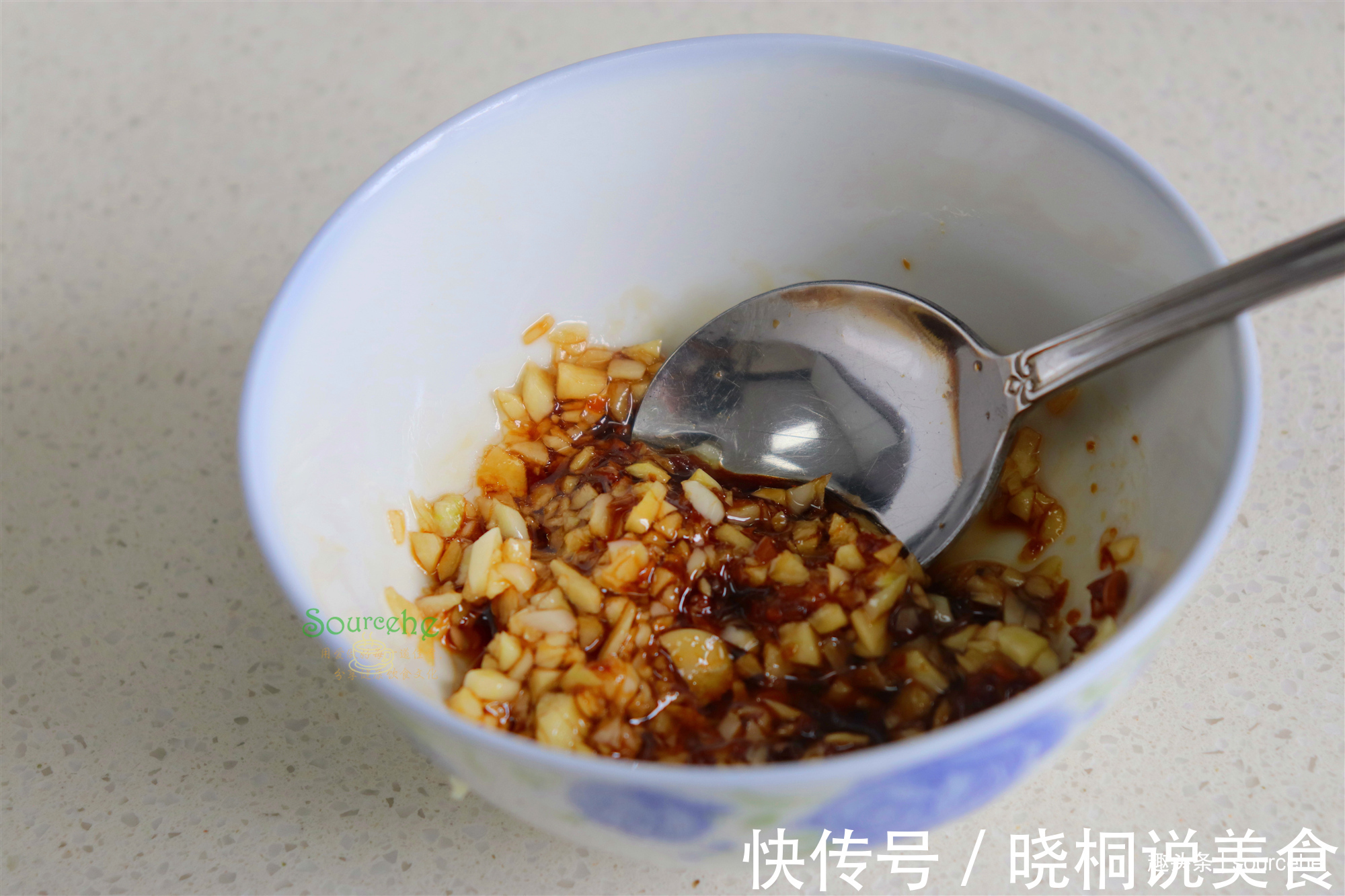 凉拌秋葵时多加一步,颜色翠绿,口感清香、好看又好吃!