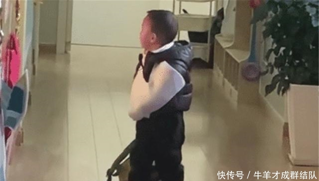一手|宝宝“带伤”上幼儿园走红,一手打石膏一手拎书包,网友:太霸气