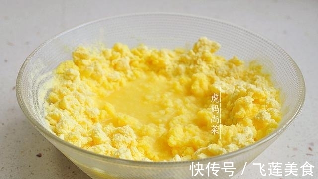 玉米面饼，烫一烫柔软不硬，也不用擀，拍拍即成，多吃粗粮身体好