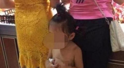 敏敏|5岁女童光着身子逛超市,宝妈却不以为然,家长别让无知伤了孩子