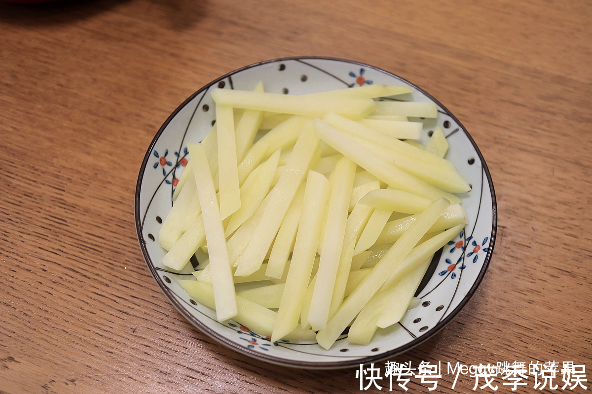 薯条|谁还不是个孩子烤一锅鸡翅和薯条解解馋，不用一滴油健康好吃