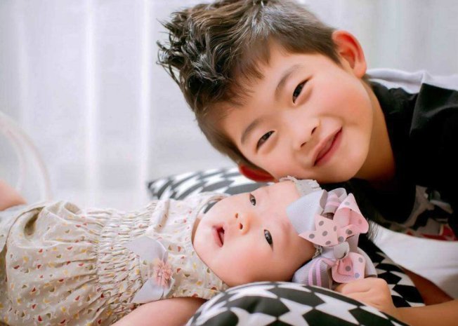 妈妈|二胎妹妹被妈妈教训后,一脸委屈躲在哥哥怀里,网友:太有爱了