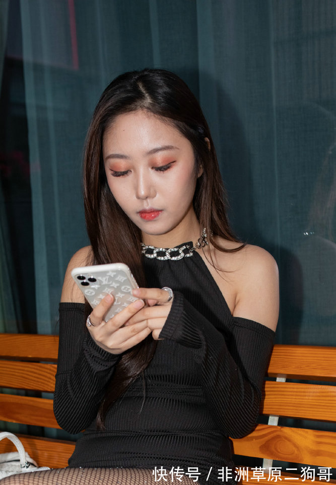 百褶裙 长款的蕾丝连衣裙，浅粉色的款在温暖阳光下显得非常有风采