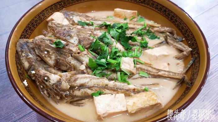 冬天遇到这鱼,我从不放过,没刺还便宜,配玉米面炖一锅,太香了
