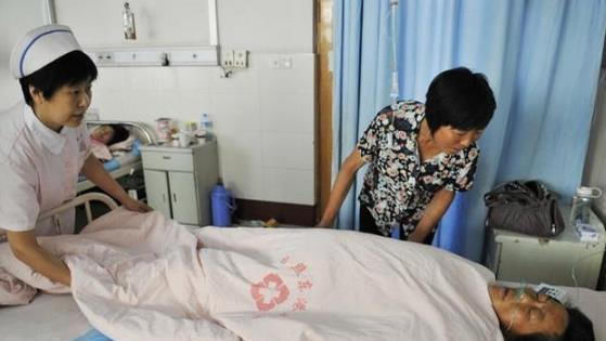 生娃|“最强产妇”火了,买菜路上当街分娩,生完娃后淡定抱娃拎菜回家