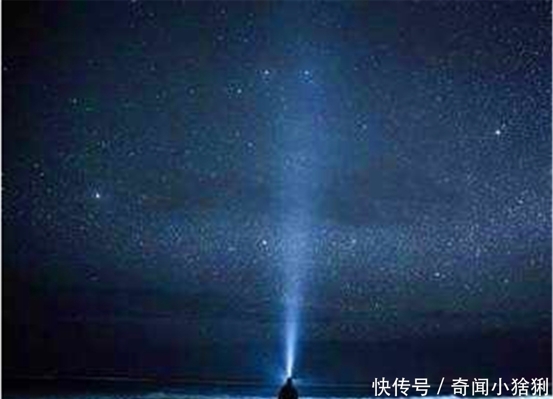 用手电朝天上照射再关了,手电光去哪了,是继续传播还是消失了?